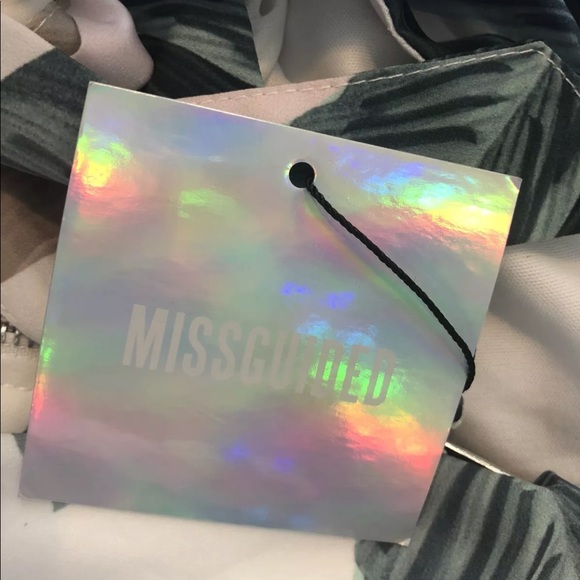 ➡️Host Pick⬅️NWT Missguided Off Shoulder Badot Top - Picture 4 of 4